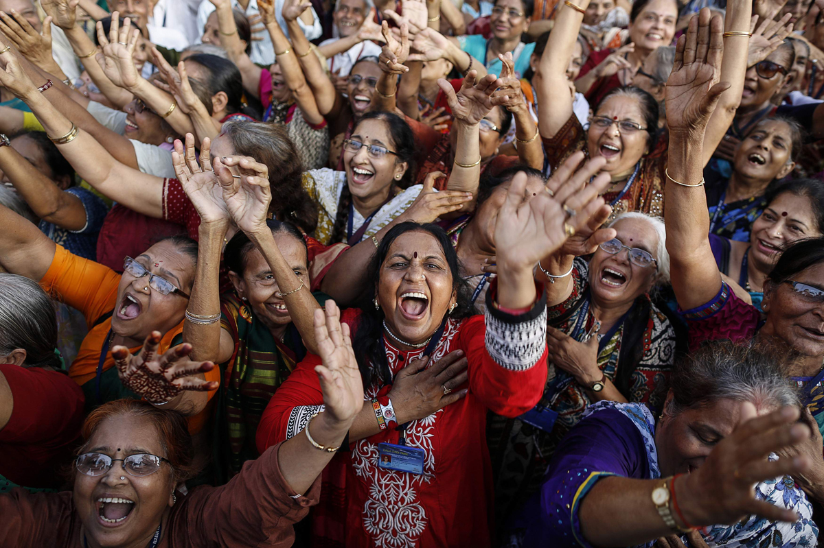 Members of a laughter club participate in a laughing exercise in Mumbai May 5, 2014. Hundreds of people, who believe that laughter is the best medicine for a happy and healthy life, took part in an attempt to break a world record of the largest gathering of senior citizens at a laughing exercise on Monday. REUTERS/Danish Siddiqui (INDIA - Tags: SOCIETY TPX IMAGES OF THE DAY) ORG XMIT: MUM03